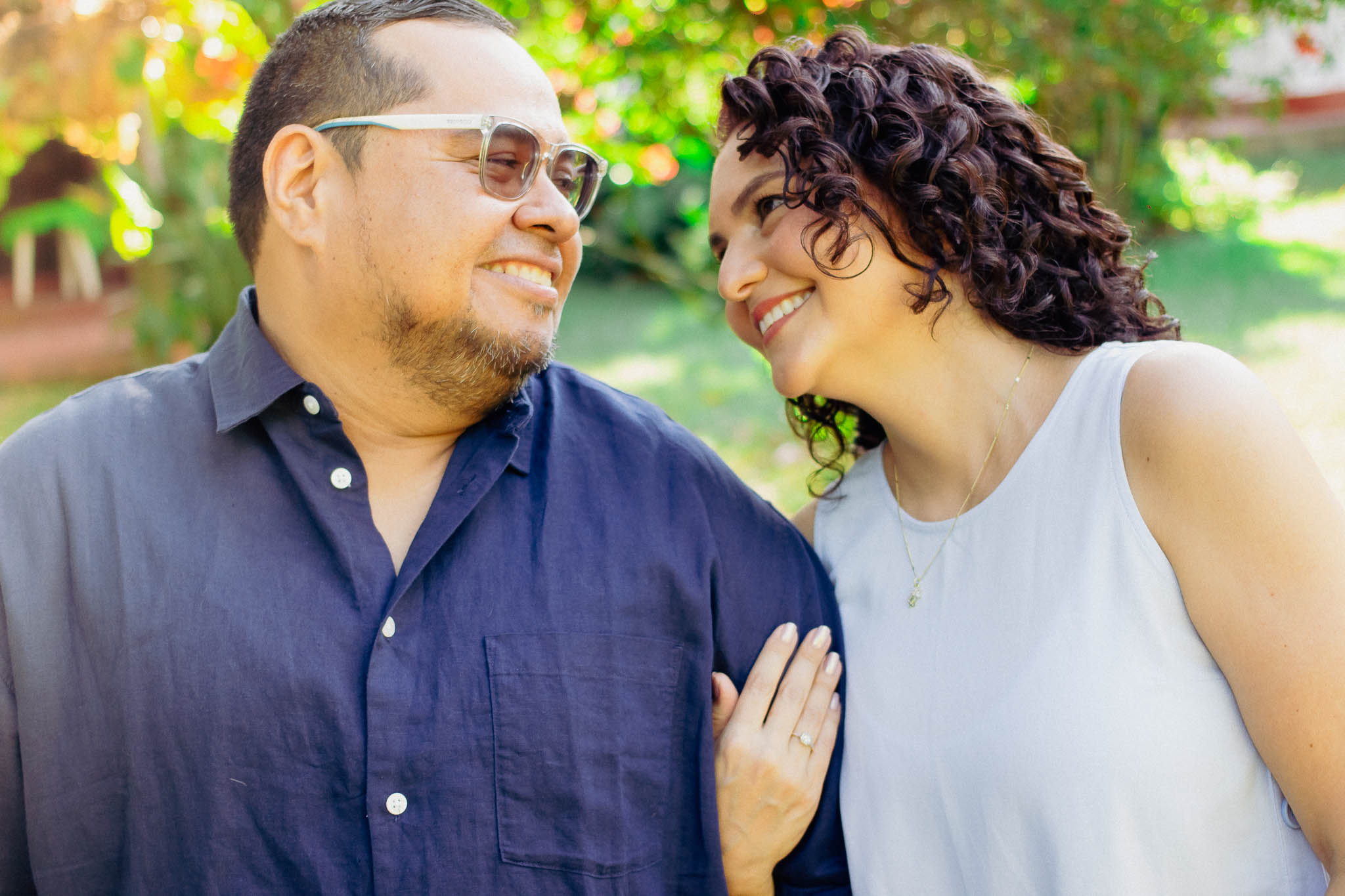 Pareja en fotos de preboda en un parque