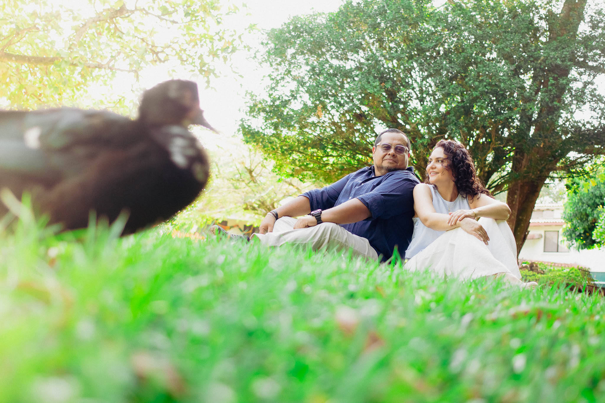 Pareja en fotos de preboda en un parque