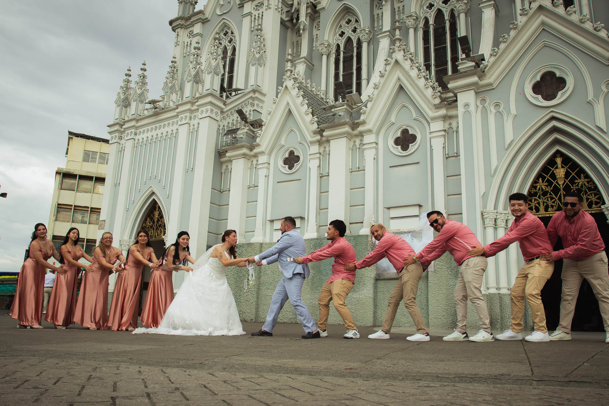 Pareja de novios con sus invitados en la iglesia la Ermita en Cali