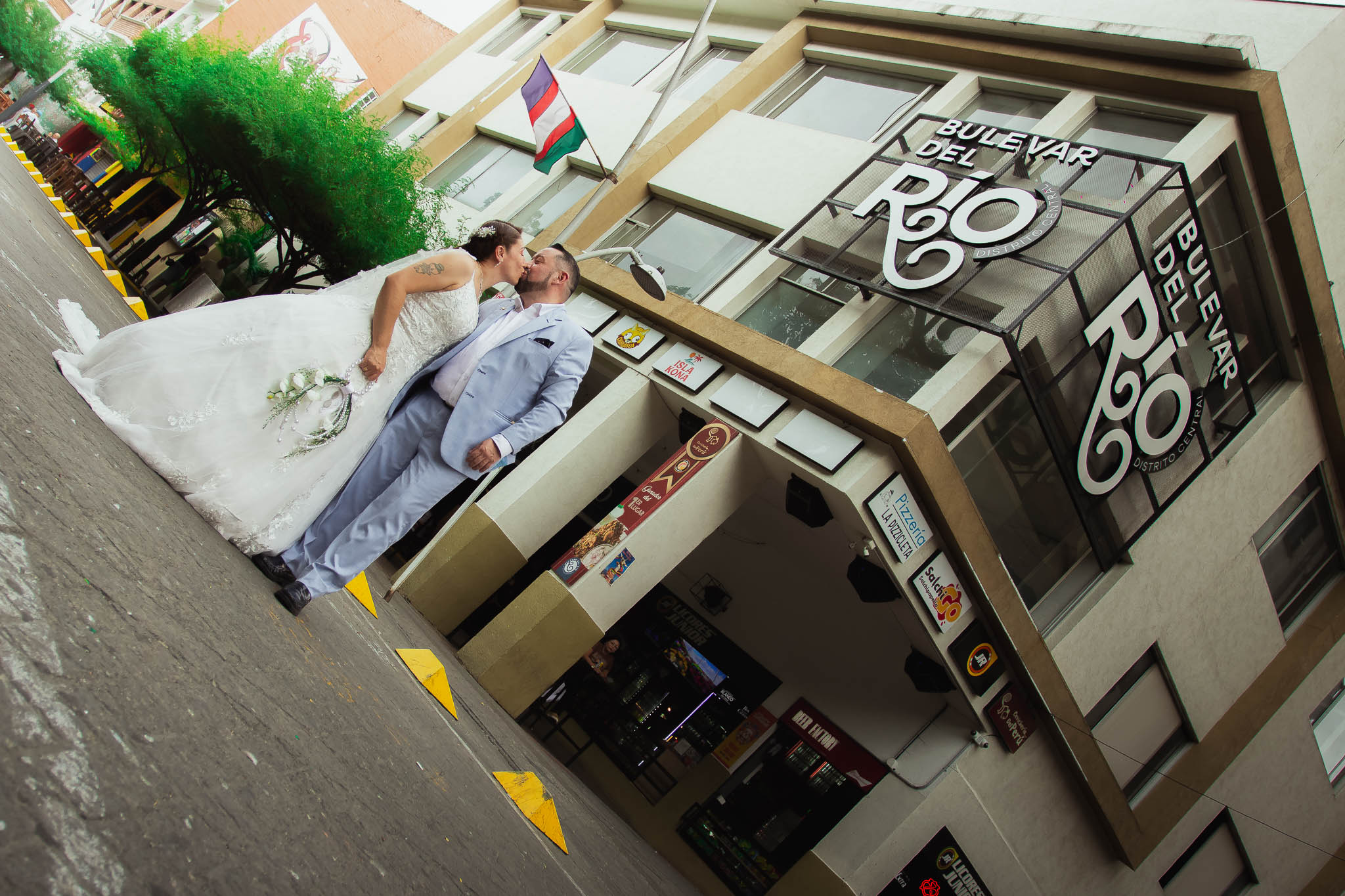 Pareja de novios el bulevar del rio en Cali