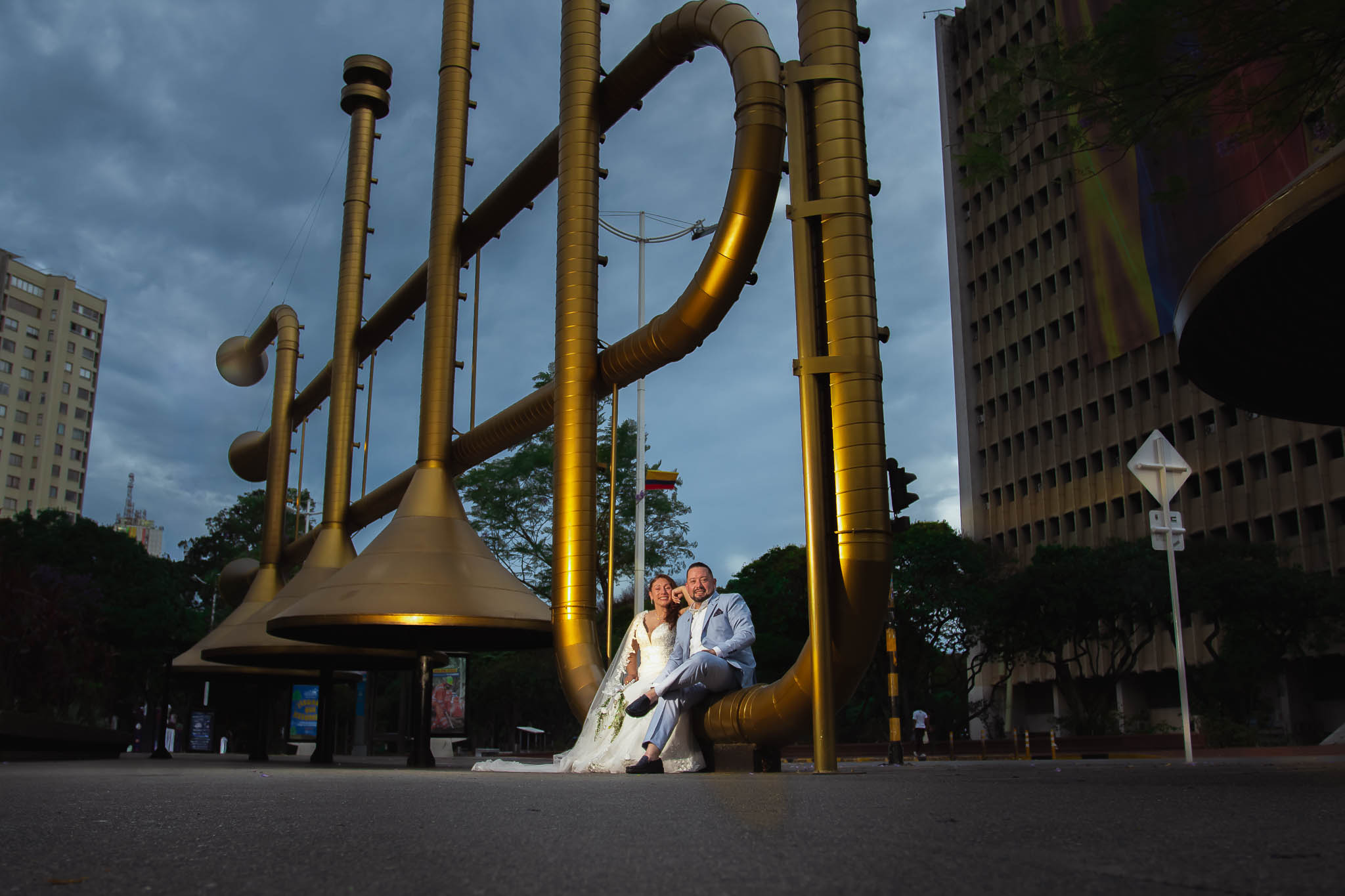 Pareja de novios en las trompetas de la plazoleta Jairo Varela