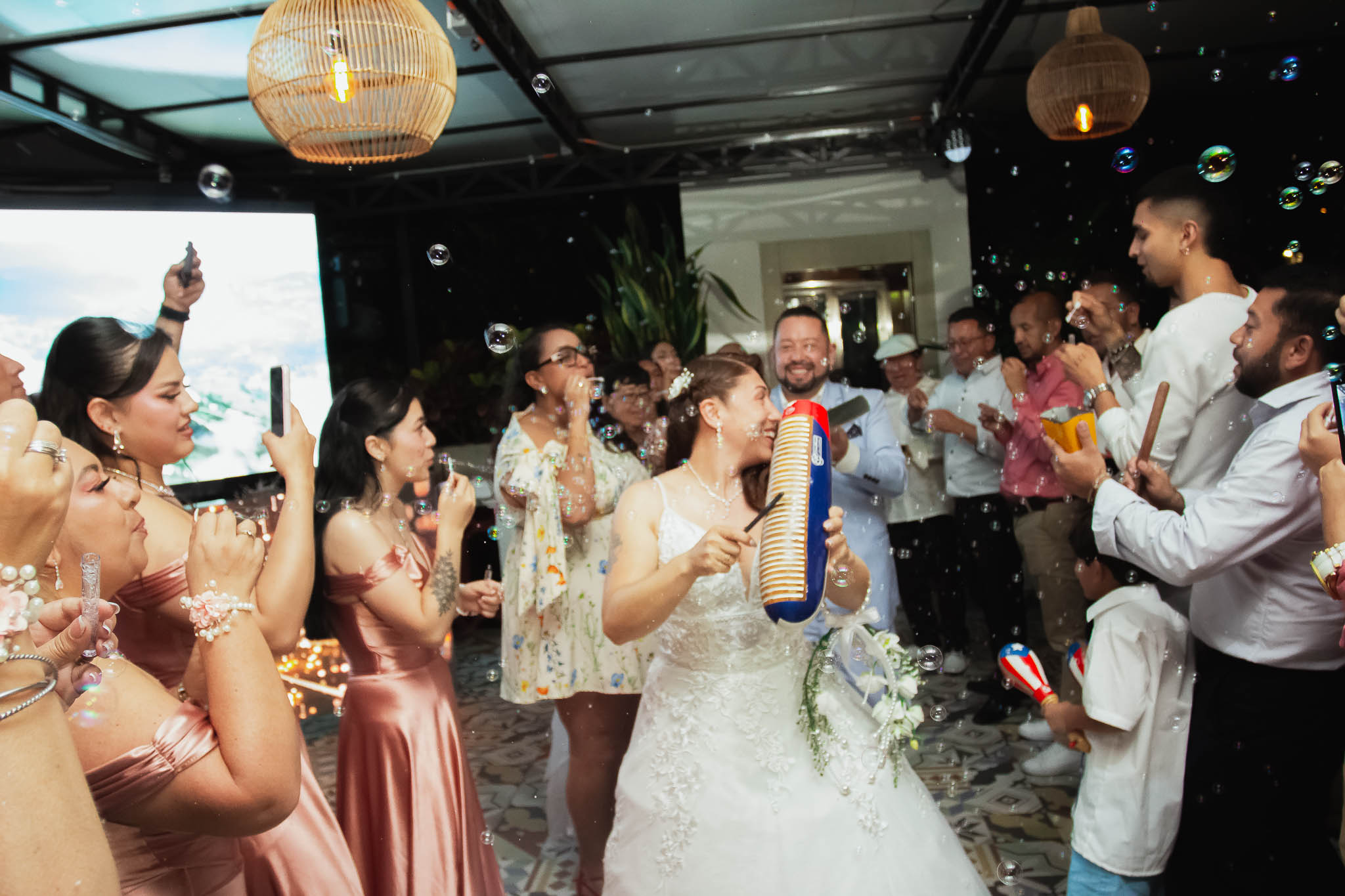 Pareja de novios en su fiesta